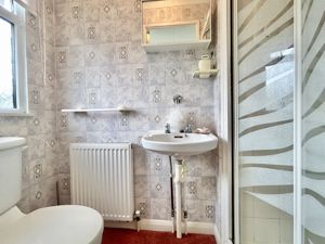 Master En-suite- click for photo gallery